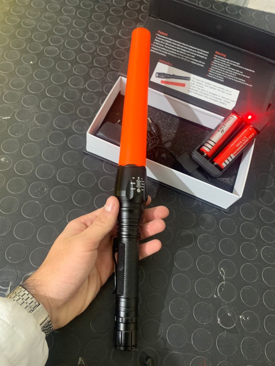 Lampe de poche tactique IP65 de 18 000 lumens - avec lumière LED et deux piles rechargeables - Swat