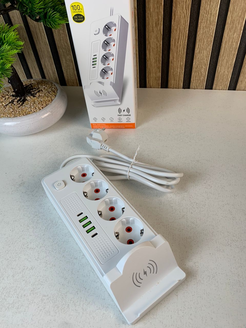 Multiprise 4 SOCKET 2500W avec USB, Type-C et chargement sans fil – مقبس طاقة وشاحن لاسلكي