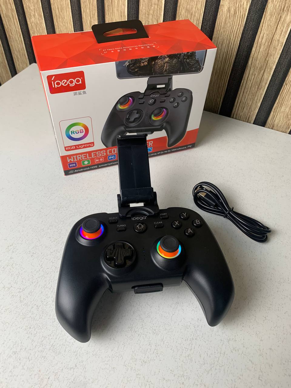 Manette de jeu sans fil IPEGA PG-9115 avec poignets lumineux RGB - يد تحكم لاسلكية